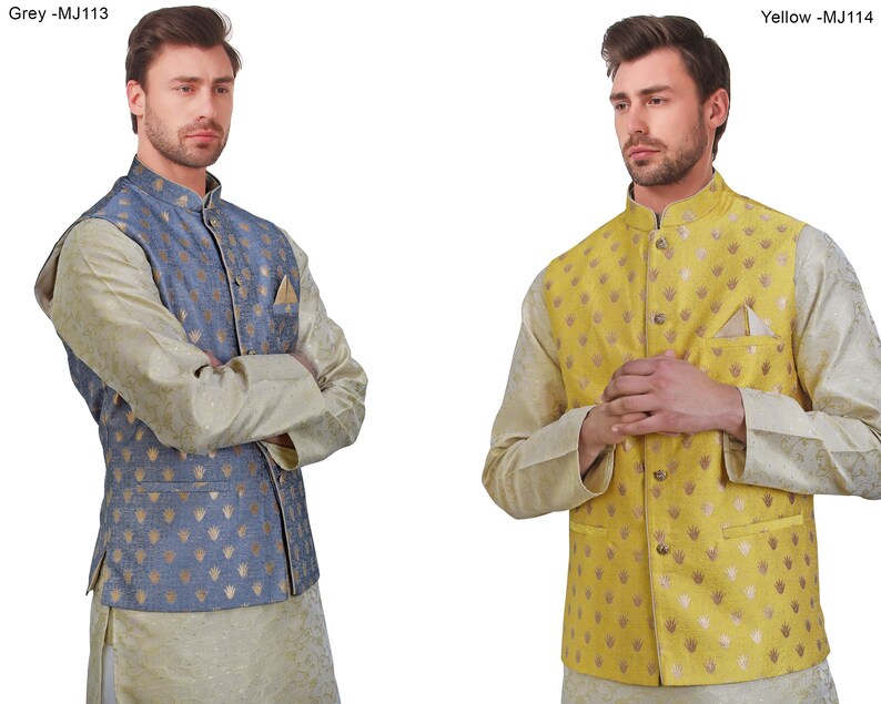 K&ouml;nnte beinhalten: Zwei Herrenwesten sind abgebildet. Eine ist hellblau mit einem goldenen Muster, die andere ist gelb mit einem goldenen Muster. Beide haben einen Stehkragen und ein Einstecktuch. Die Westen sind Teil eines traditionellen Outfits.