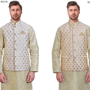 K&ouml;nnte beinhalten: Zwei Herren-Outfits, eines in Hellgold und eines in Gold. Jedes Outfit besteht aus einem lang&auml;rmeligen Hemd, einer Weste mit Muster und einer passenden Hose. Die Westen haben ein Einstecktuch. Der Text "Light Gold -MJ115" und "Gold -MJ116" ist sichtbar.