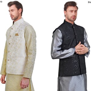 K&ouml;nnte beinhalten: Zwei formelle Herren-Outfits. Eines ist goldfarben mit floralem Muster, Stehkragen und Einstecktuch. Das andere ist schwarz mit geometrischem Muster, Stehkragen und einem grauen Hemd darunter. Die Outfits sind mit Gold -MJ119 und Black -MJ121 gekennzeichnet.