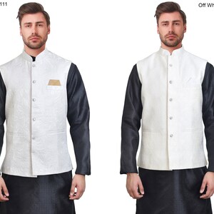 K&ouml;nnte beinhalten: Zwei Bilder einer wei&szlig;en und cremefarbenen Weste mit floralem Muster. Die Westen haben einen Stehkragen und einen Knopfverschluss. Die Westen werden &uuml;ber einem schwarzen Langarmshirt und einer schwarzen Hose getragen. Der Text "White -MJ111" und "Off White - MJ112" ist oben.