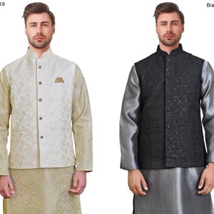 K&ouml;nnte beinhalten: Zwei formelle Jacken werden gezeigt. Die Jacke links ist goldfarben mit floralem Muster und Einstecktuch. Die Jacke rechts ist schwarz mit geometrischem Muster. Beide Jacken haben einen Stehkragen und einen Knopfverschluss. Der Hintergrund ist wei&szlig;.