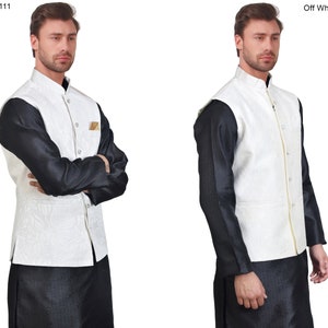 K&ouml;nnte beinhalten: Wei&szlig;es Weste mit floralem Muster, getragen &uuml;ber einem schwarzen Langarmshirt und einer schwarzen Hose. Die Weste hat einen Stehkragen und eine kleine Tasche. Das Bild zeigt die Weste aus zwei verschiedenen Blickwinkeln.