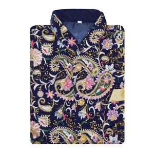 Op de afbeelding: Een marineblauwe vest met een ingewikkeld paisley-patroon in gouden, roze, groene en witte borduursels. De vest heeft een reverskraag en een kleine zak. Het gedetailleerde ontwerp is geschikt voor formele gelegenheden.