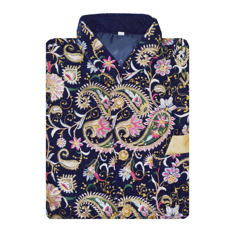 Op de afbeelding: Een marineblauwe vest met een ingewikkeld paisley-patroon in gouden, roze, groene en witte borduursels. De vest heeft een reverskraag en een kleine zak. Het gedetailleerde ontwerp is geschikt voor formele gelegenheden.