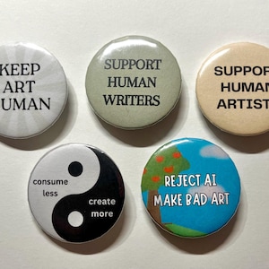 Puede incluir: Un conjunto de cinco botones redondos con varios diseños y textos. Los botones incluyen mensajes como "Keep Art Human", "Support Human Writers" y "Reject AI Make Bad Art". Los botones son de varios colores.