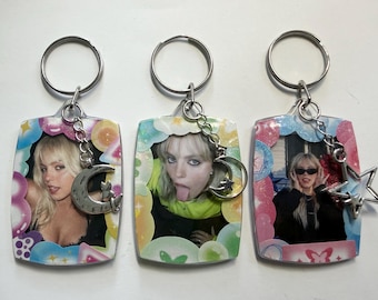 Llavero con foto de Renee Rapp a doble cara (ver detalles del artículo para conocer el tamaño)