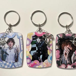 Oli Sykes Bring Me The Horizon-fotokaartsleutelhanger dubbelzijdig (lees DETAILS VOOR DE MAAT)