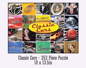 Op de afbeelding: Een 252-delige puzzel met een collage van klassieke autologo's. De puzzel is 25,4 cm bij 34,3 cm en bevat logo's van merken als Ford, Rolls Royce, Chevrolet en Porsche.