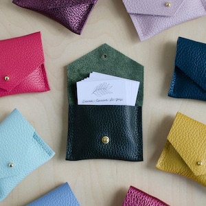 Personalisierter quadratischer Visitenkartenhalter aus Leder in vielen Farben, darunter gelb, rosa, blau, grün, schwarz und creme. Neuer Job Geschenk.