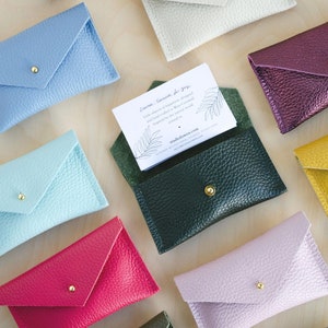 Personalisierter Leder-Visitenkartenetui in vielen Farben für rechteckige Visitenkarten und Bankkarten. Neue Business Geschenkideen.