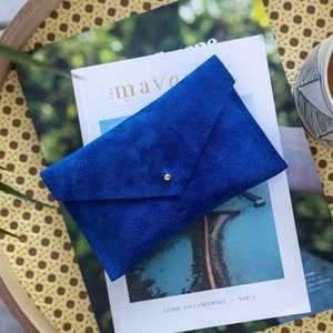 Porte-monnaie enveloppe en daim bleu roi. Portefeuille personnalisé aux couleurs vives. Cadeau pour elle. Sac à main de tous les jours. Cadeaux d'anniversaire pour elle.