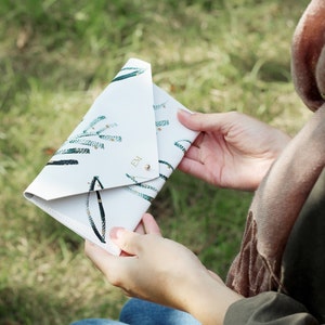Personalisierte grüne botanische recycelte lederne Clutch-Tasche. Grüne Tasche für Boho Hochzeit oder Geburtstag Geschenk für Freunde.