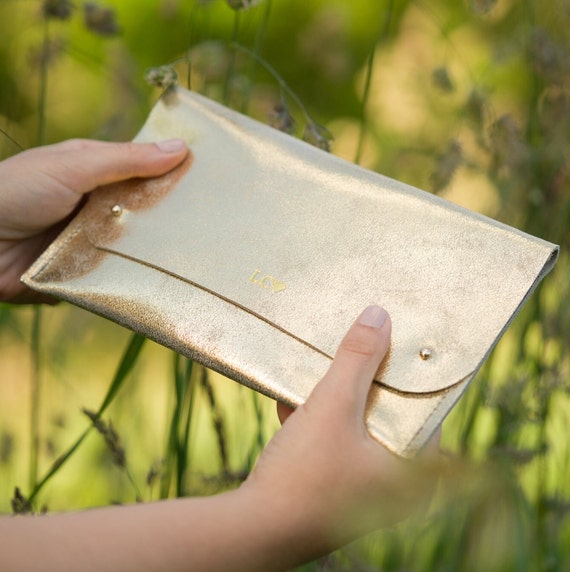 Pochette personalizzata in pelle dorata, borsa compatta dorata luccicante  perfetta per un regalo di matrimonio o di compleanno. -  Italia