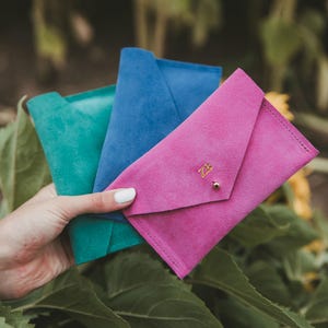 Porte-monnaie en daim monogrammé, portefeuille personnalisé en cuir rose fuchsia. Porte-monnaie enveloppe en daim vert menthe. Sac à main minimaliste.