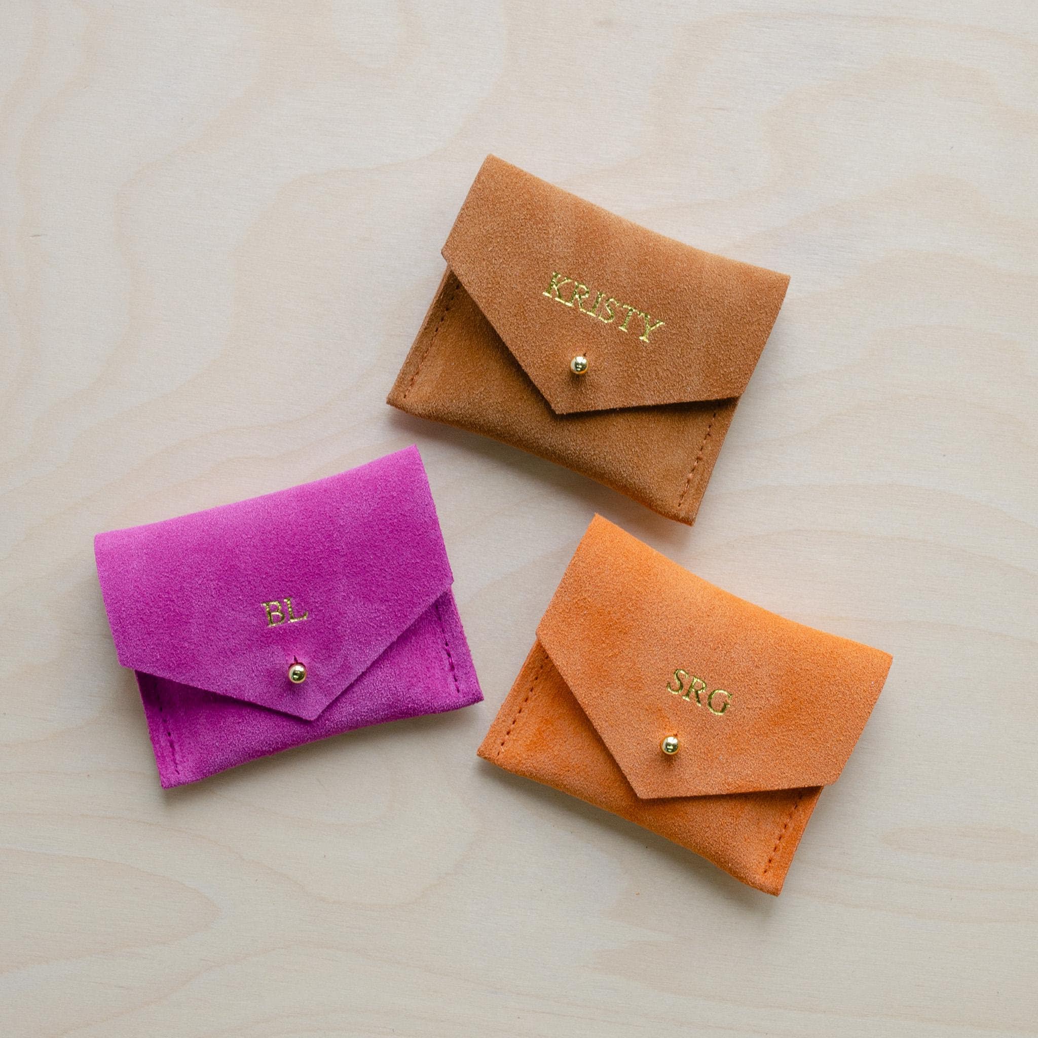 Porte-cartes de visite carré en daim personnalisé ou pochette à bijoux en daim monogramme en menthe, bleu sarcelle, marron. Cadeaux de proposition de demoiselle d'honneur.