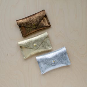 Porte-cartes doré personnalisé, porte-cartes de visite monogramme en or, argent et bronze. Idée cadeau d'anniversaire pour elle. Titulaire de la carte bancaire en or.