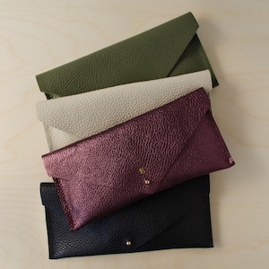 Personalisierte Leder Clutch Geldbörse in Burgund, Grün, Schwarz und Creme. Federmäppchen oder Abendtasche. Brautjungfer Clutch Taschen.