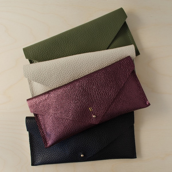 Pochette en cuir personnalisée en bordeaux, vert, noir et crème. Étui à crayons ou sac de soirée. Pochettes de demoiselle d'honneur.