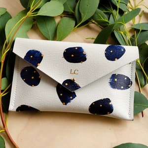 Personalisierte Geldbörse aus recyceltem Leder in Marineblau und Goldfleck
