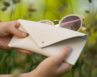 Étui à lunettes personnalisé en cuir recyclé, disponible dans de nombreuses couleurs. Porte-lunettes de soleil jaune moutarde ou ÉTUI À LUNETTES de lecture vert.