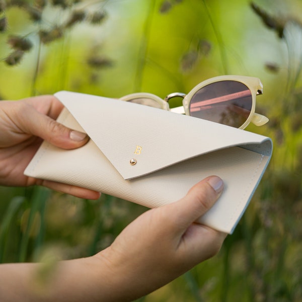 Personalisierte Brillenetui aus recyceltem Leder, in vielen Farben. Senfgelbes Brillenetui oder Grünes Brillenetui.