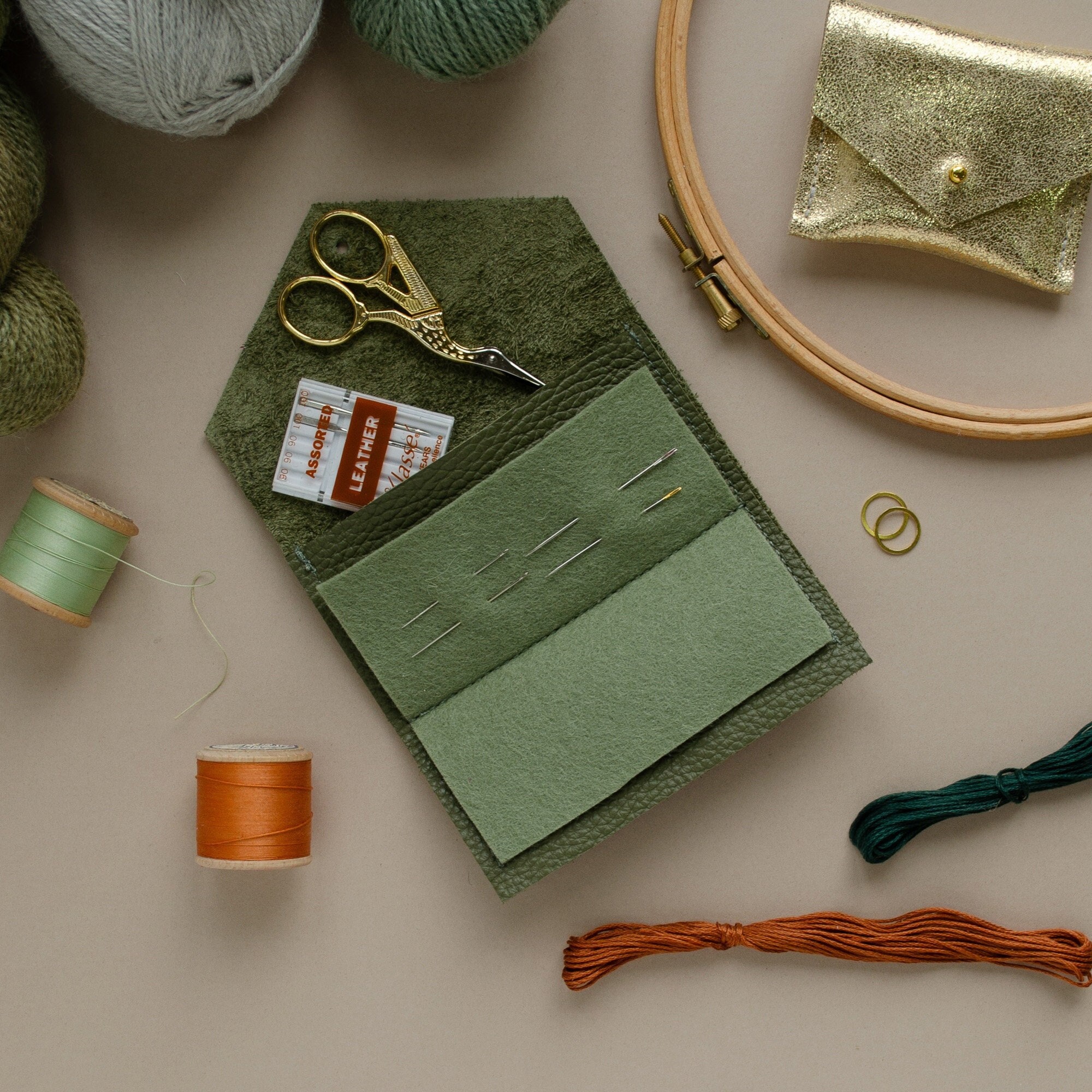 カラフルな革製裁縫針ケース：手作りイタリアンレザークラフトオーガナイザー - Etsy 日本