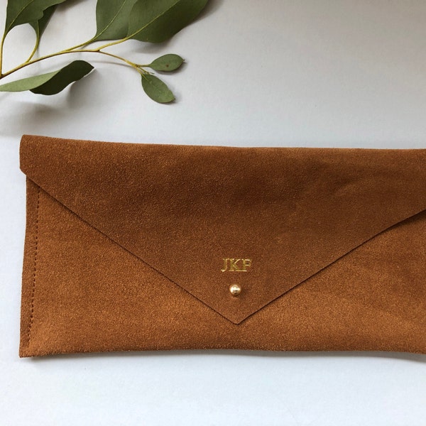 Pochette personnalisée en daim marron fauve