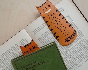 Handpainted Leather Cat Bookmark: Unique Book Lover Gift