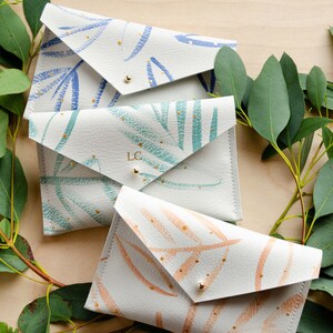 Personalisierte Geldbörse aus recyceltem Leder, handbemalt in botanischen Mustern aus Pfirsich, Blau und Pfirsich. Münzbeutel, Reisepasshülle,