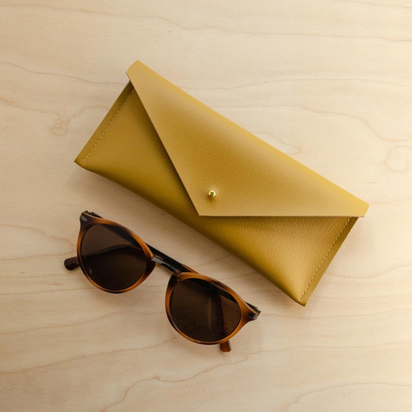 Étui à lunettes personnalisé en cuir recyclé, disponible dans de nombreuses couleurs. Porte-lunettes de soleil jaune moutarde ou ÉTUI À LUNETTES de lecture vert.
