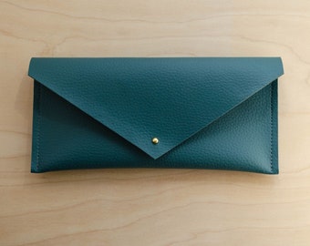 Gepersonaliseerde clutch van gerecycled leer in veel kleuren, waaronder mosterd, groen, oranje, blauwgroen en zwart. Etui of make-uptasje.