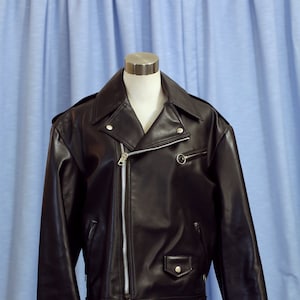 Veste en similicuir années 80 - Détail boucle - Fermeture à glissière + bouton - USC - AU16