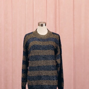 Pull rayé en maille scintillante dorée et bleue
