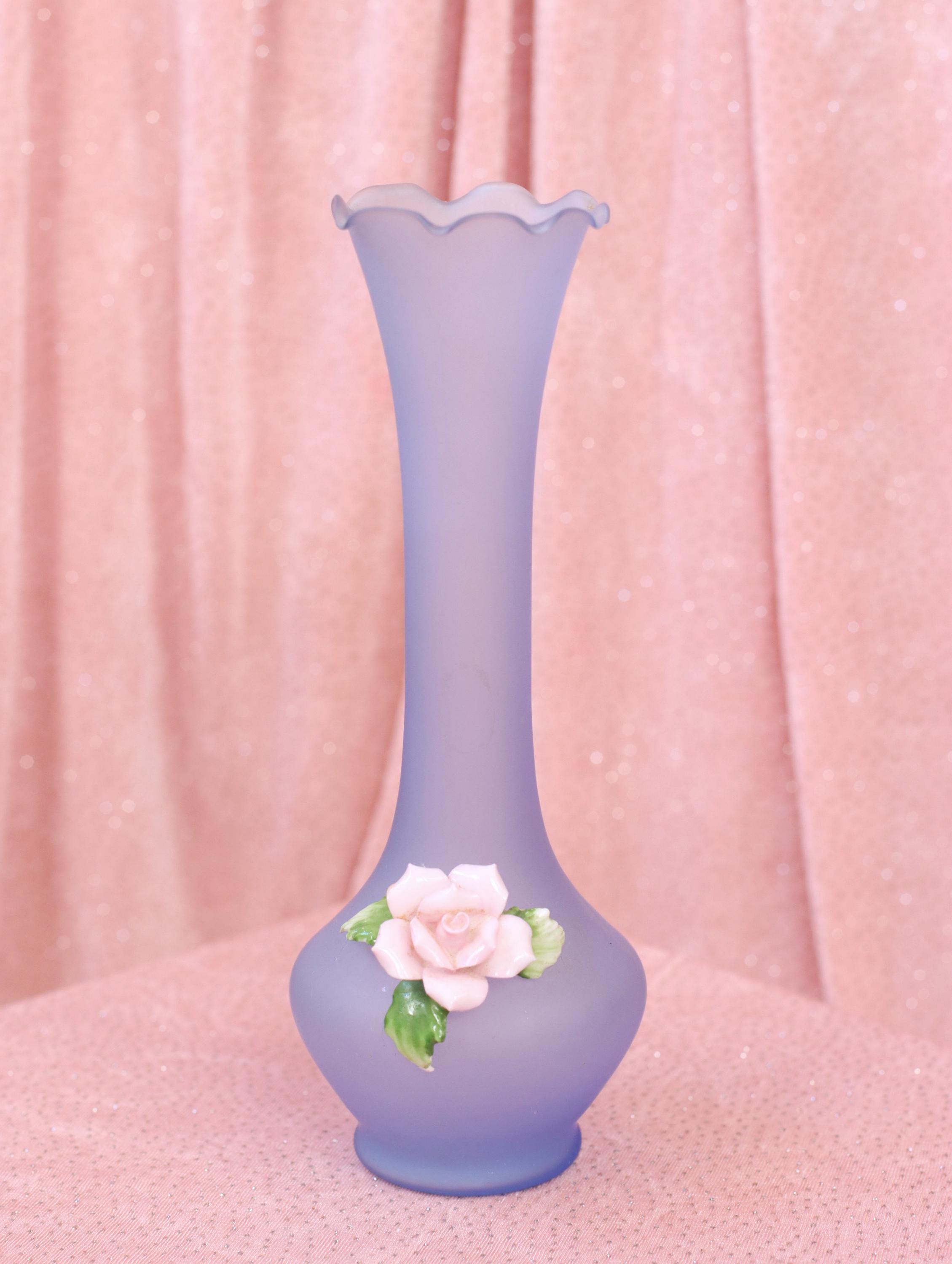 フロストブルーガラスの花瓶、フリルトップ、セラミックローズ付き