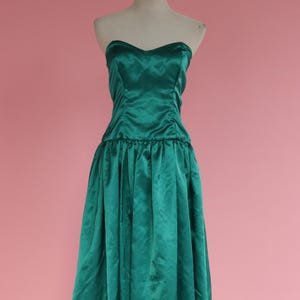 Vintage 80s Emerald Green Prom Dress – Sweetheart Neckline & Drop Waist AU8
