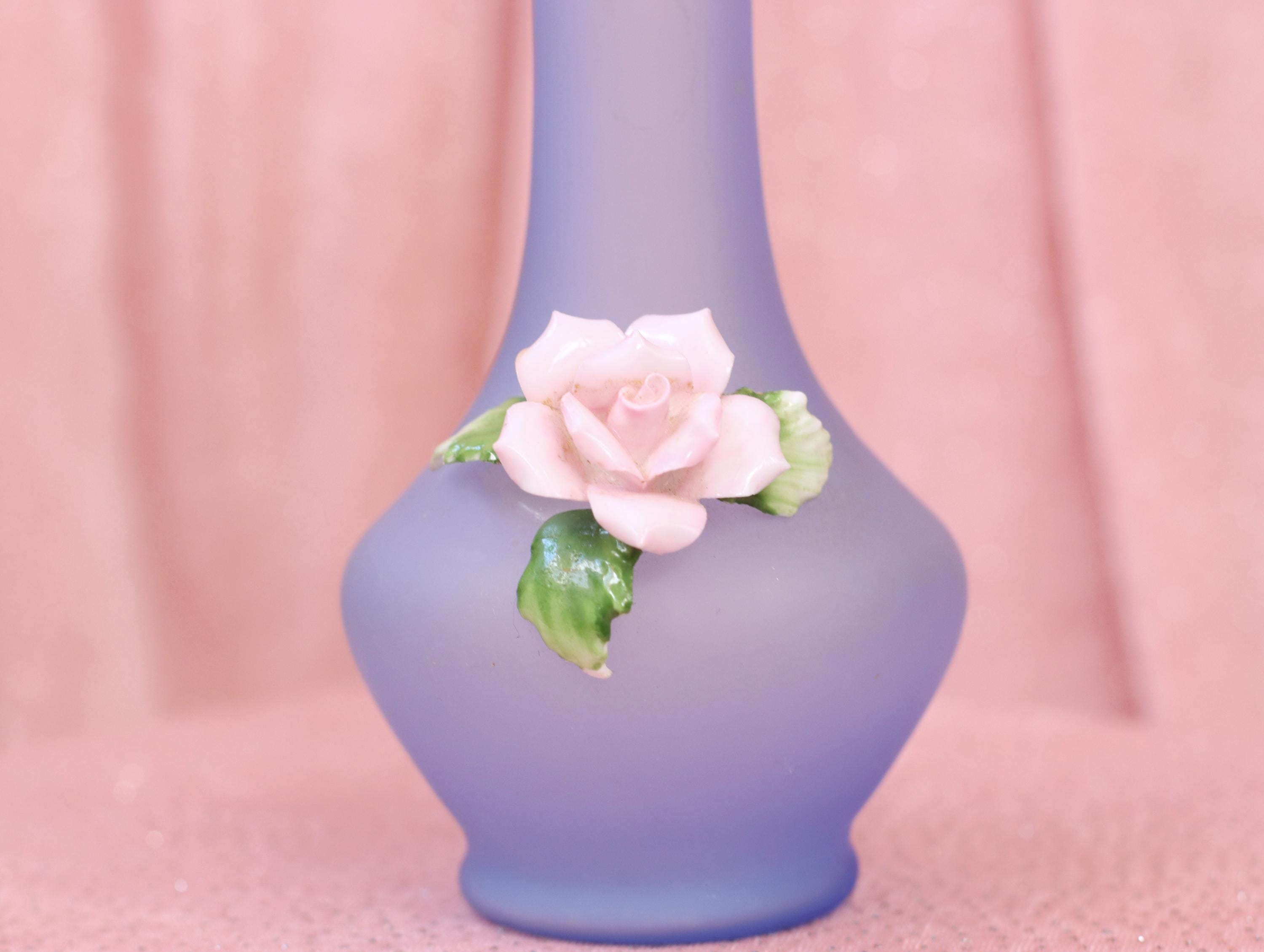 フロストブルーガラスの花瓶、フリルトップ、セラミックローズ付き