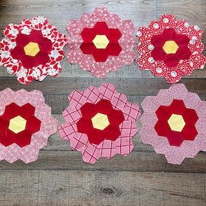 Vintage 1930s Feedsack Quilt Pieces: Grandmother&#39;s Flower Garden Pattern