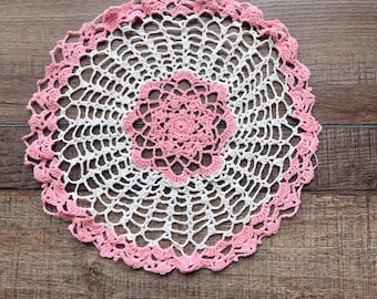 Vintage handgehäkeltes rosafarbenes und WEISSES rundes Deckchen - 28 cm