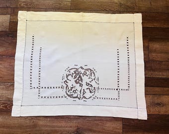 Antyczna francuska serwetka lniana – figuralne motywy cherubinów – ręcznie robiona nakładka na stół – 28" x 35"