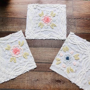 TRES FLORES retro de chenilla vintage ROSA amarillas, piezas de tela cortadas de una colcha de chenilla vintage de 30 cm cuadrados