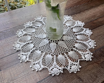 Tapete redondo de encaje blanco de ganchillo estilo vintage – Decoración de mesa rústica – Centro de mesa de 43 cm