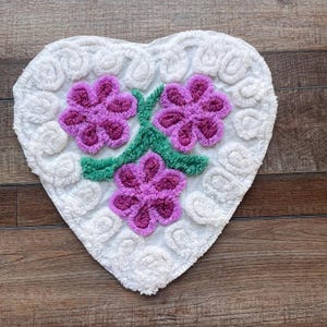 Piezas de tela con flores retro en forma de corazón de chenilla vintage cortadas de una colcha de chenilla vintage de 15” x 16”