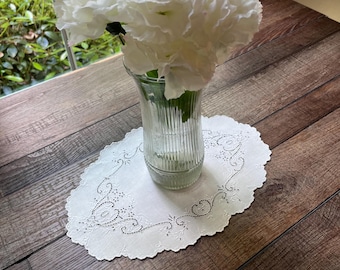 Vintage Madeira opengewerkt kleedje, middelpunt – handgeborduurd bloemenlinnen – wit tafelkleed opengewerkt – 10 x 14 inch
