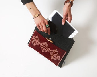 iPad/Tablet case for 10-inch devices with a woolen pocket.