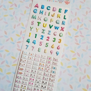 Hoja de pegatinas de letras y números.