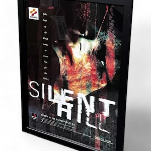 Op de afbeelding: Ingelijste poster voor het videospel Silent Hill, met een donkere, abstracte afbeelding in rood- en oranje tinten. De titel "SILENT" staat in het wit, met de tekst "death is no escape-16.07.99" eronder. Het Konami-logo is zichtbaar.