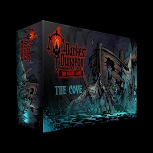 Può includere: Scatola di Darkest Dungeon: The Board Game con una scena oscura illustrata di una baia con una nave distrutta. La scatola presenta il titolo del gioco e "The Cove" stampati, con un logo a torcia.