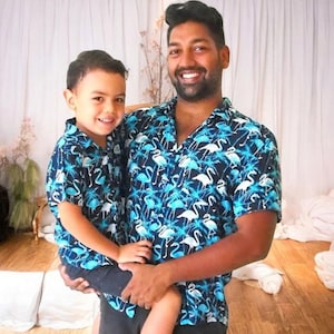 Camisas combinando pai e filho - Flamingo azul, Traje pai e filho, Camisas havaianas, Camisas pai e filho, Trajes combinando, Presente para ele,