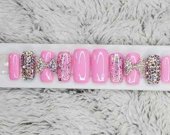Ongles rose bébé avec arc en cristal et paillettes holographiques flocons- LIVRAISON GRATUITE appuyez sur les ongles de toute forme carrée - Ballerine longue conique