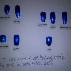 Peut inclure: Une surface blanche avec dix pointes d'ongles bleues &agrave; paillettes de diff&eacute;rentes formes, notamment stiletto court, stiletto, cercueil court, cercueil, ballerine effil&eacute;e, carr&eacute; court, carr&eacute; et ovale. Le texte "J'ai utilis&eacute; un clou de taille 0 (la plus grande taille) pour tous les ongles de cette photo" est &eacute;crit sous les pointes d'ongles.